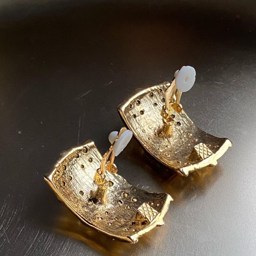 Vintage gold tone clip on earrings - Picture 3 of 7